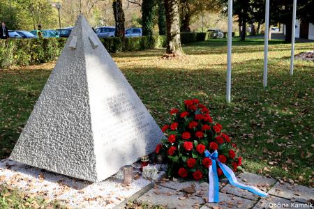 Ob 1. novembru smo se s polaganjem cvetja k osrednjim kamniškim spomenikom poklonili žrtvam vojn (46)